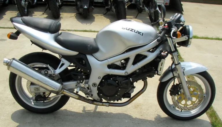 Вид сбоку серебристого нейкеда Suzuki SV400 с одним глушителем