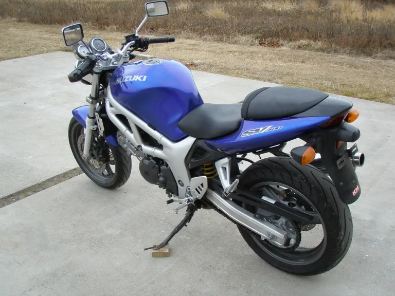 Жёлтые поворотники в задней части японского нейкеда Suzuki SV400