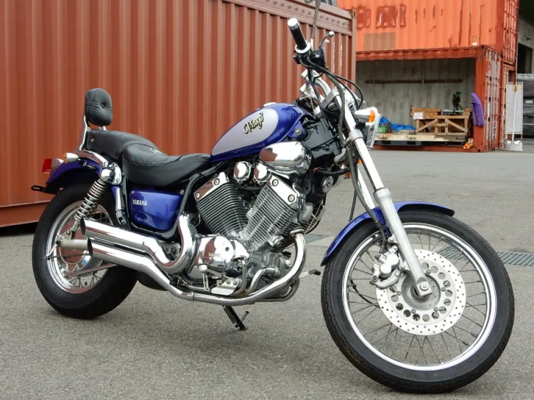 Передняя вилка-перевертыш на японском байке Yamaha XV400 Virago