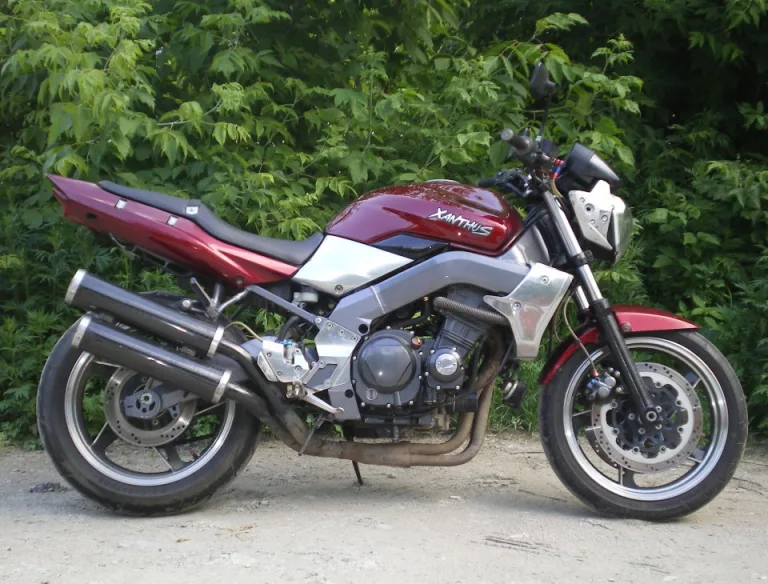Японский мотоцикл Kawasaki Xanthus 400 с малиновым передним крылом