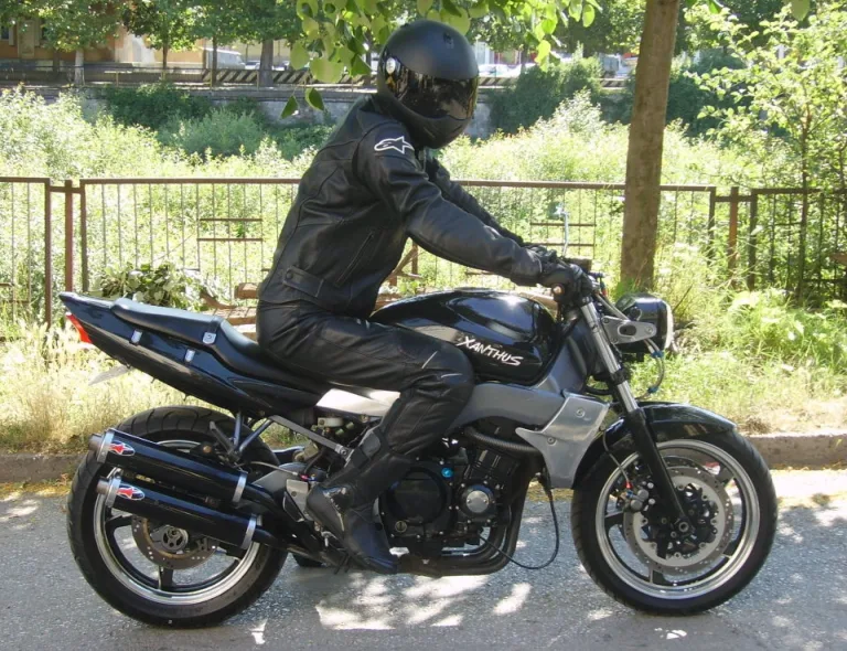 Раздвоенный глушитель на японском мотоцикле Kawasaki Xanthus 400