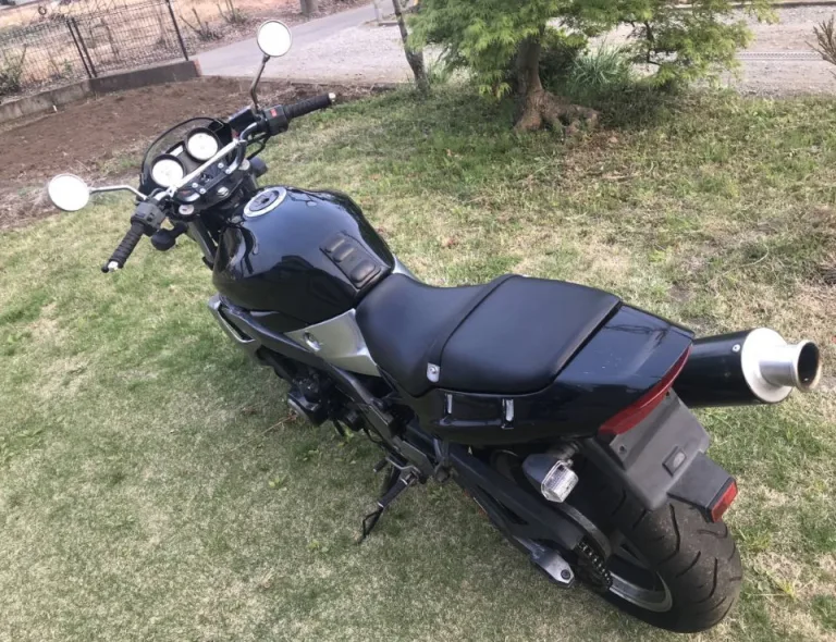 Широкое удобное сидение на Kawasaki Xanthus 400 черного цвета
