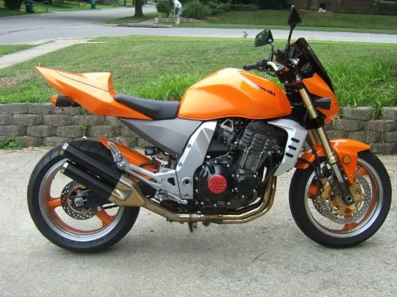 Яркая раскраска японского байка Kawasaki Z1000 первых лет производства
