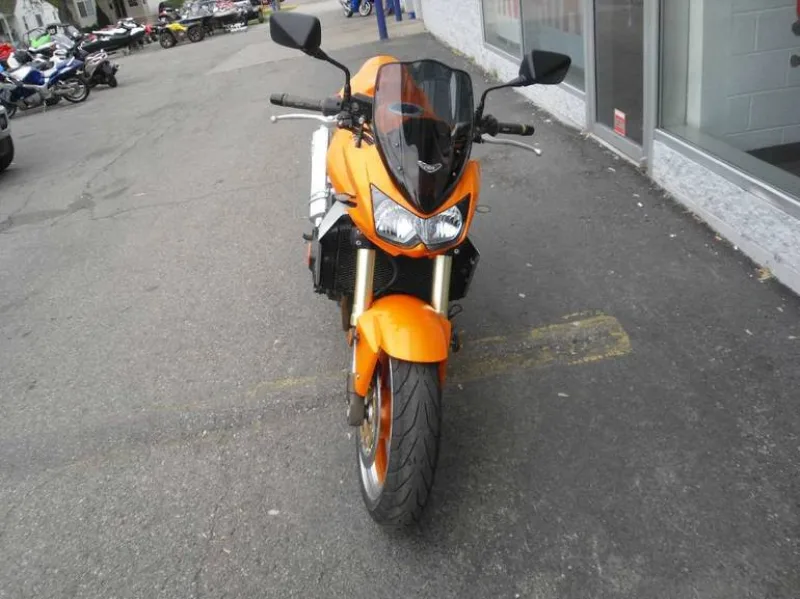 Передние фары в виде буквы Z на стильном мотоцикле Kawasaki Z1000 японского производства