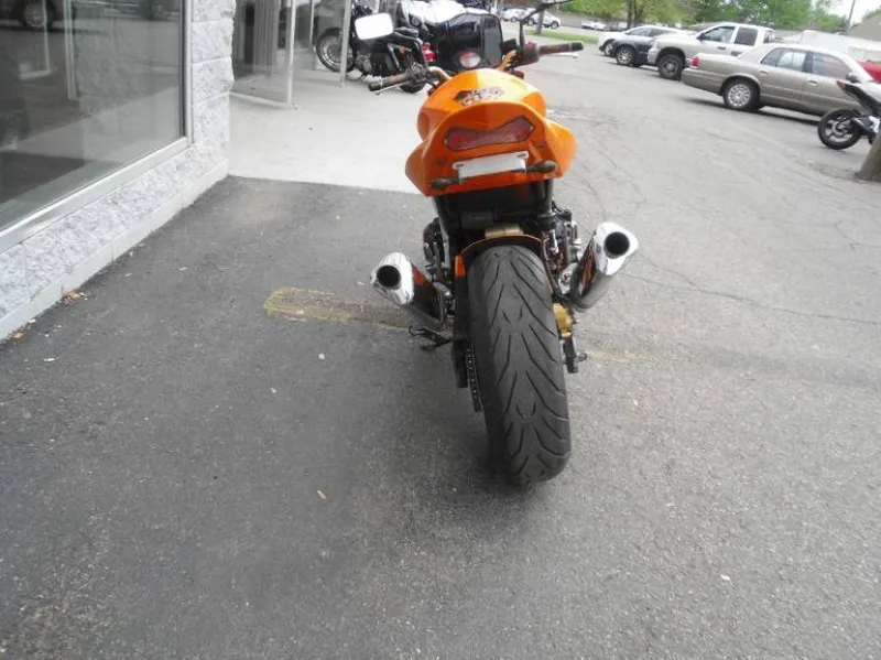 Фото задней части спортивного байка Kawasaki Z1000, модель 2003 года выпуска