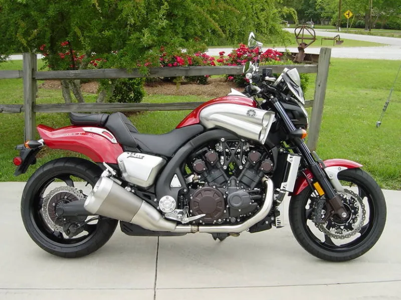 Вид со стороны лапки тормоза мотоцикла Yamaha V MAX 1700
