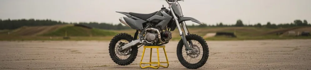 Питбайк REgulMOTO 125 кубов в сером цвете на подкате в виде стула