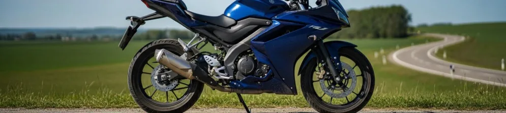 Yamaha Yzf R125 в тёмном цвете вид сбоку