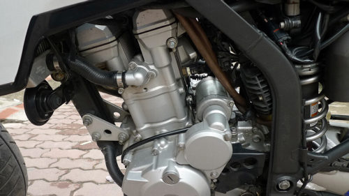 Одноцилиндровый четырехтактный двигатель на мотоцикле Kawasaki D Tracker 250