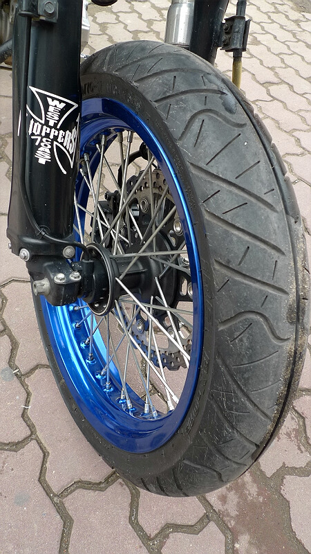 Синий обод колеса со спицами мотоцикла Kawasaki D Tracker 250, выпущенного в 2008 году