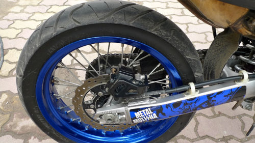 Фото заднего колеса и маятниковой вилки мотоциклаKawasaki D Tracker 250