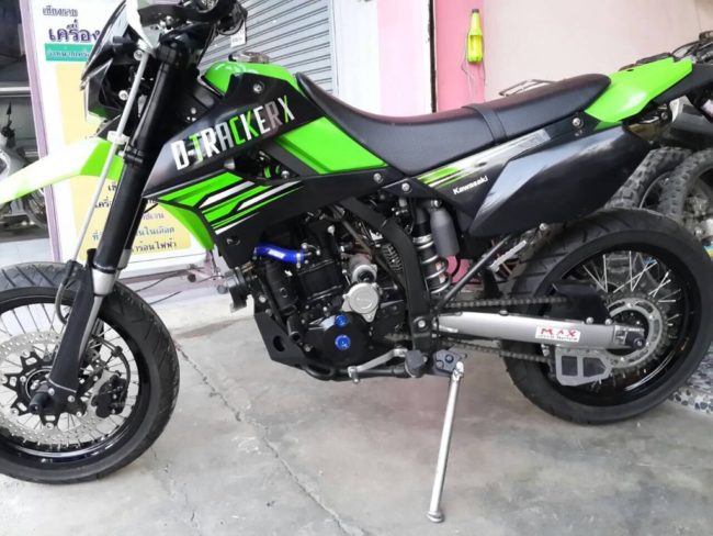 Двухместный мотоцикл Kawasaki D Tracker 250 с пластиковой облицовкой зеленого цвета