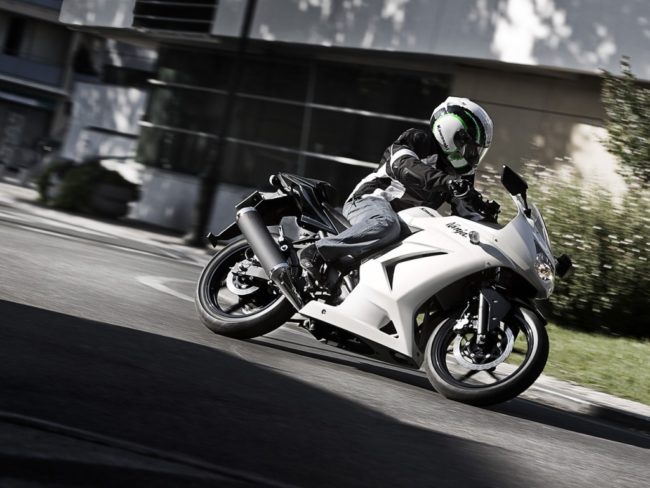 Вид сбоку спортивной модели мотоцикла Kawasaki Ninja 250 с белой облицовкой
