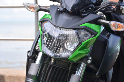 Передняя фара с зелеными обтекателями нового байка Kawasaki z650