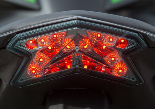 Задний светодиодный фонарь красного цвета на Kawasaki Z800