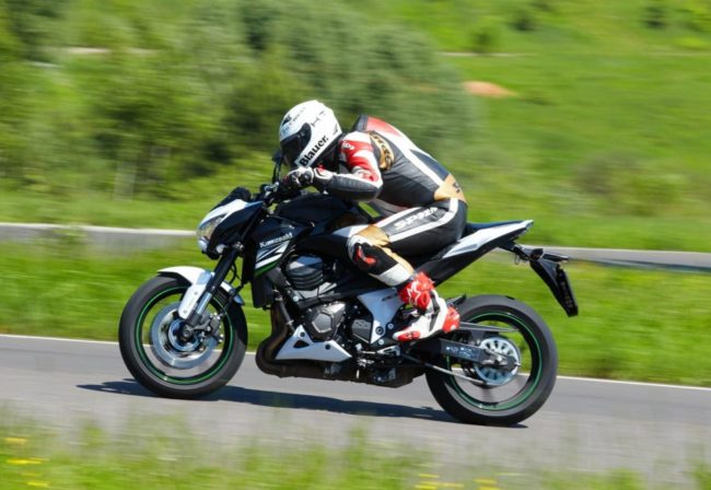 Стремительный разгон спортивного мотоцикла Kawasaki Z800 на трассе