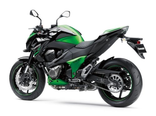 Вид со стороны цепи нового мотоцикла Kawasaki Z800 с зеленым пластиком