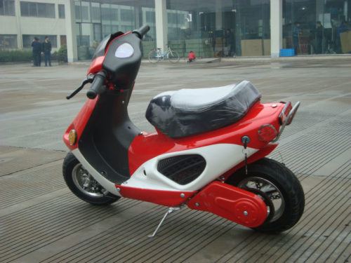 Красный мини скутер с небольшими колесами и маломощным двигателем для езды по городу