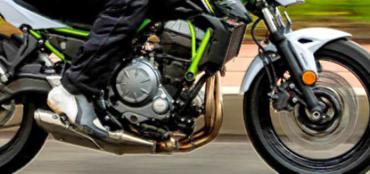 Вид сбоку мотоцикл Кавасаки Z650 с мотоциклистом