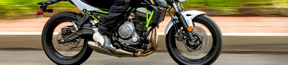 Вид сбоку мотоцикл Кавасаки Z650 с мотоциклистом