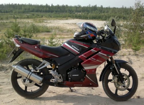 Вид сбоку мотоцикла российской разработки StelsSB 200