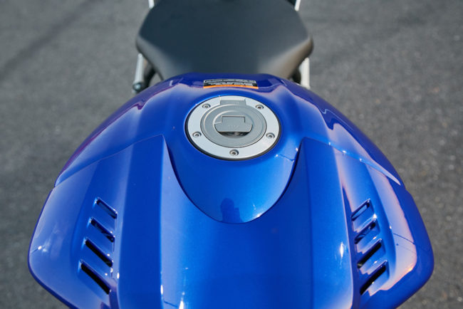 Заливная горловина топливного бака объемом 17,5 литра на мотоцикле Yamaha YZF R6