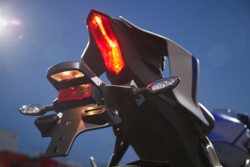 Узкий стоп-сигнал и подсветка номера в задней части мотоцикла Yamaha YZF R6
