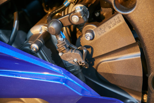 Квикшифтер на двигателе обновленной модели мотоцикла Yamaha YZF R6