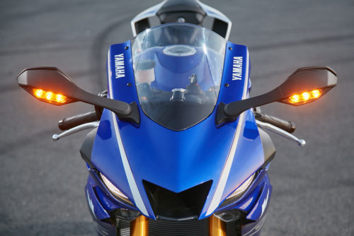 Указатели поворотов в зеркалах заднего вида на руле мотоцикла Yamaha YZF R6