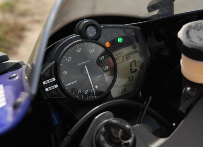 Приборная панель механическим тахометром на мотоцикле Yamaha YZF R6