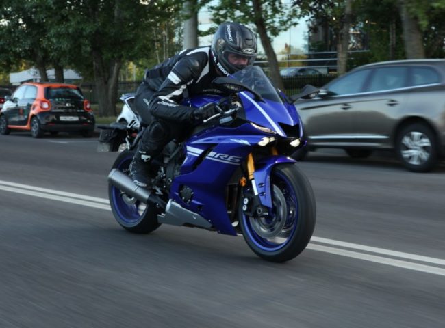 Разгон на синем мотоцикле спортивного типа модели Yamaha YZF R6