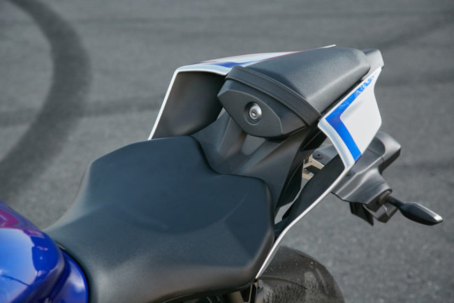 Раздельное сидение с обивкой из кожезаменителя на мотоцикле Yamaha YZF R6