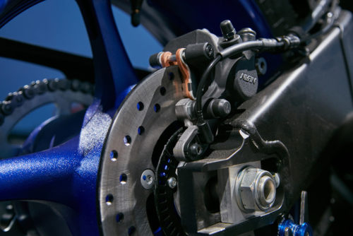 Тормозной диск на заднем колеса спортивного мотоцикла Yamaha YZF R6
