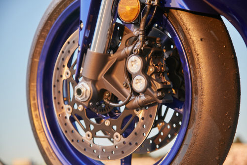Переднее колесо с гидравлическим тормозом японского мотоцикла Yamaha YZF R6