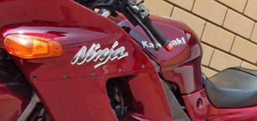 Kawasaki ZZR 400-2 вид сбоку в красном цвете после рестайлинга
