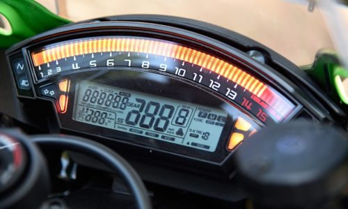 Цифровой дисплей на приборной панели спортбайка Kawasaki Ninja ZX-10R