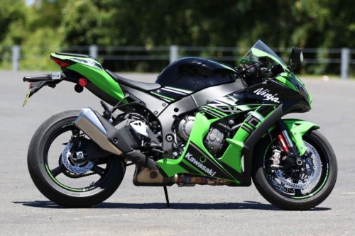 Вид сбоку мотоцикла спортивного класса Kawasaki Ninja ZX-10R черно-зеленой расцветки