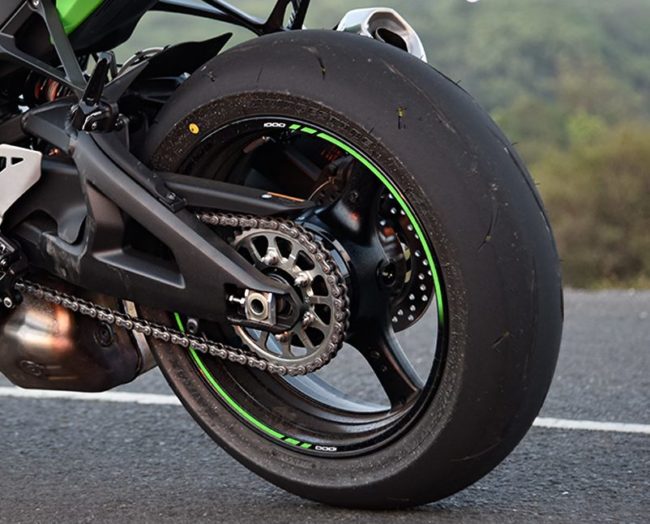 Широкая шина на заднем колесе спортивного байка Kawasaki Ninja ZX-10R