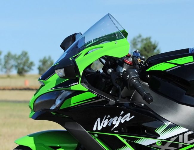 Ветровое стекло на переднем обтекателе мотоцикла Kawasaki Ninja ZX-10R японского роизводства