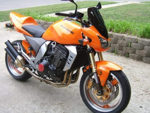 Фото мотоцикла дорожного класса Kawasaki Z1000 в оранжевой расцветке