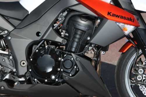 Остроугольная накладка в нижней части двигателя на нейкеде Kawasaki Z1000