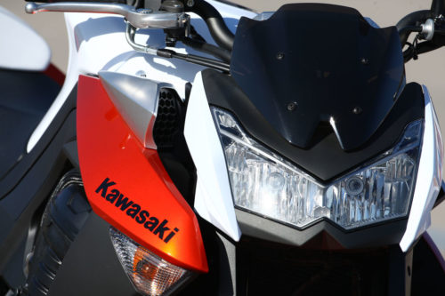 Передние фары и боковая накладка оранжевого цвета на байке Kawasaki Z1000 модели 2011 года производства