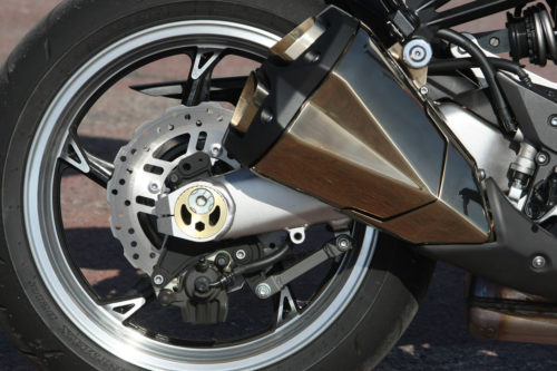 Хромированные детали на глушители мотоцикла Kawasaki Z1000 японского производства