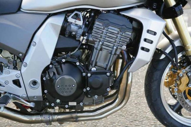 Бензиновый двигатель мощностью 132 лошадиные силы на мотоцикле Kawasaki Z1000 первых лет выпуска модели