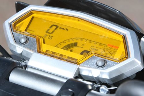 Желтое стекло на приборной панели цифрового типа на байке Kawasaki Z1000