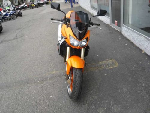 Передние фары в виде буквы Z на стильном мотоцикле Kawasaki Z1000 японского производства