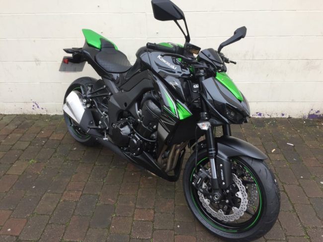 Внешний вид последней модели спортивного мотоцикла Kawasaki Z1000 черно-зеленой расцветки