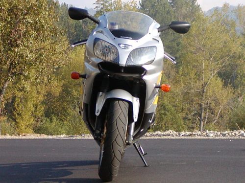 Внешний вид передней части спортивного мотоцикла Кawasaki ZX-9r ninja с раздельными фарами