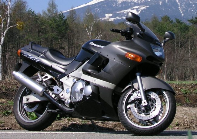 Внешний облик некогда весьма популярного байка Kawasaki ZZR 400 черного цвета