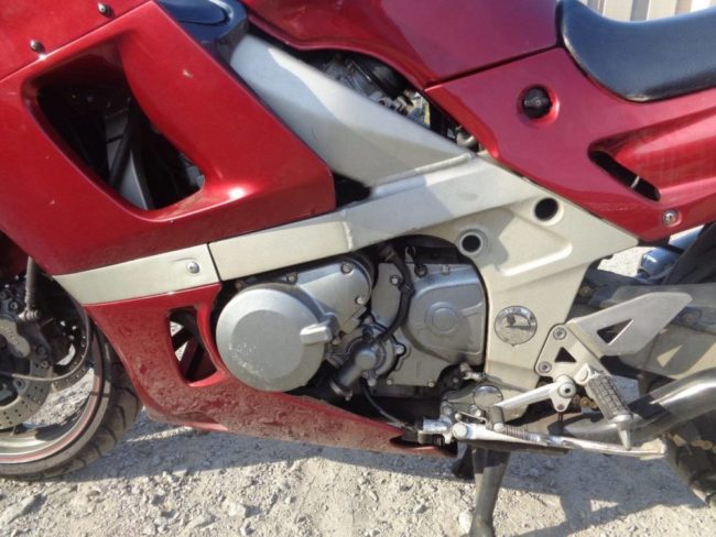Вид со стороны педали переключения скоростей на двигатель мотоцикла Kawasaki ZZR 400